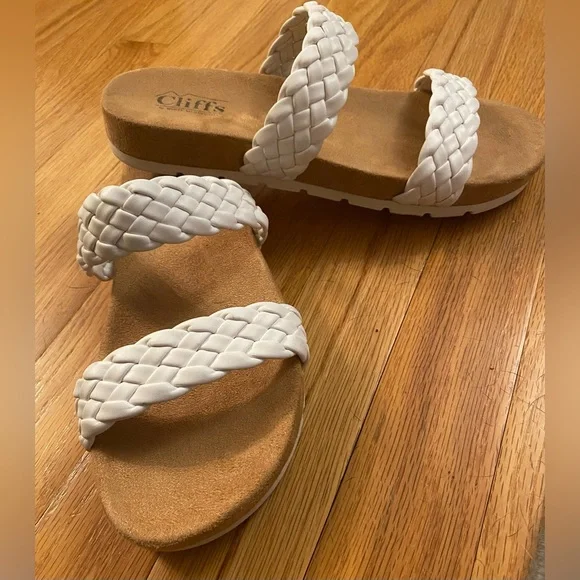 Cliffs by White Mountain - Picture 4 of 4